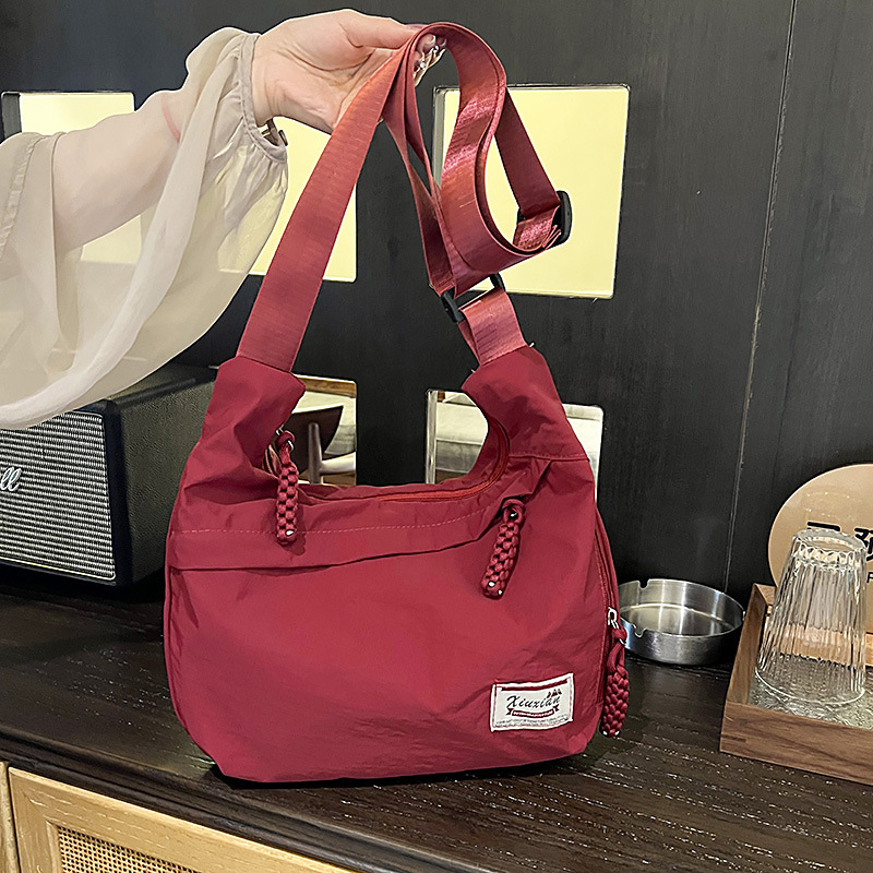 Nylon dumpling alakú crossbody táska, cipzárral, telefontartó zsebbel, poliészter bélés, egyetlen vállpánt