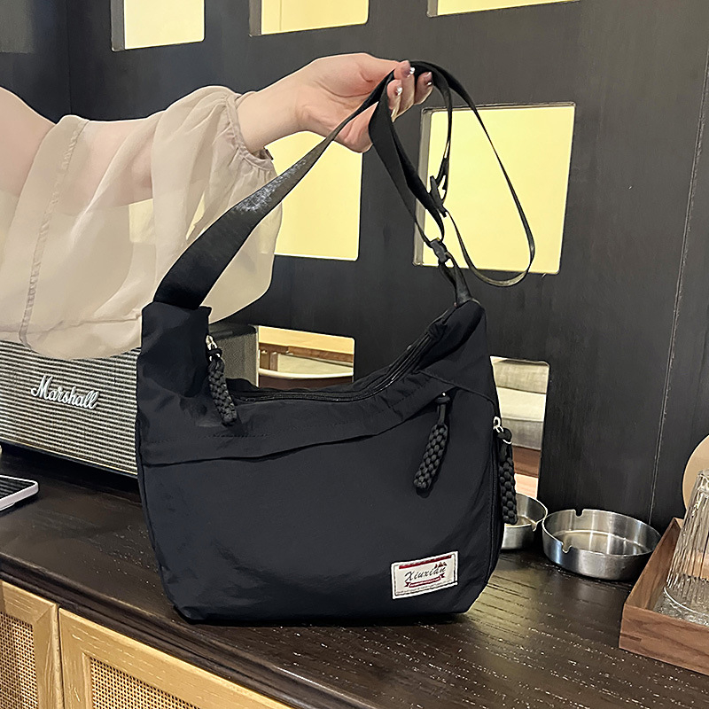 Nylon dumpling alakú crossbody táska, cipzárral, telefontartó zsebbel, poliészter bélés, egyetlen vállpánt