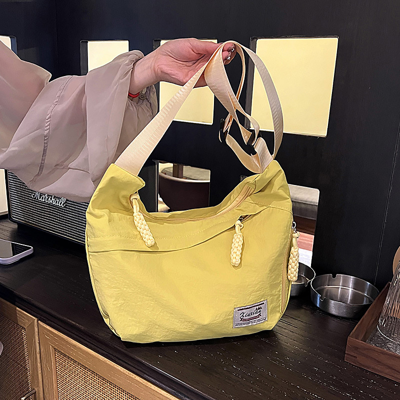 Nylon dumpling alakú crossbody táska, cipzárral, telefontartó zsebbel, poliészter bélés, egyetlen vállpánt