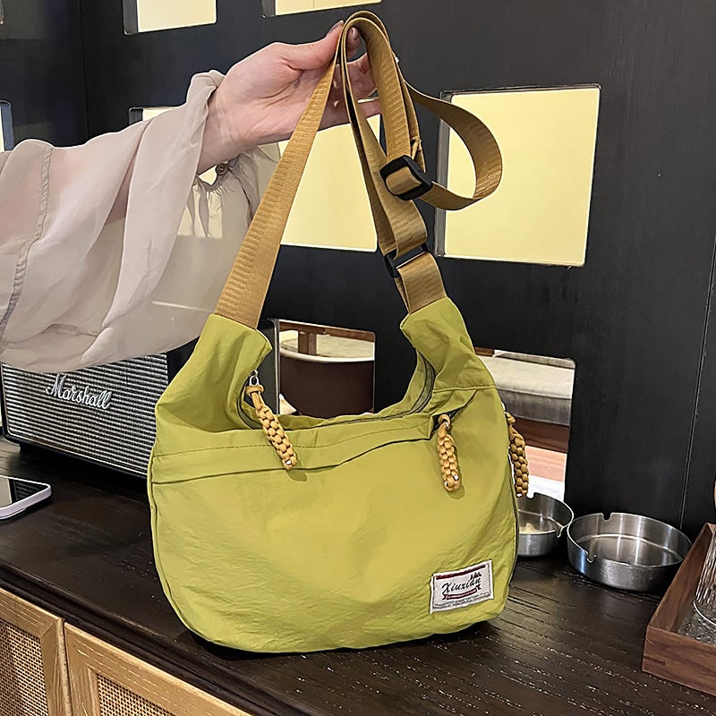 Nylon dumpling alakú crossbody táska, cipzárral, telefontartó zsebbel, poliészter bélés, egyetlen vállpánt