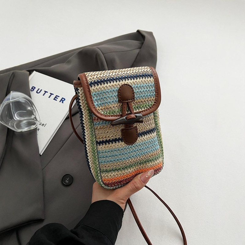 Dongcan szalmából készült telefon táska, függőleges négyzetes forma, záró mechanizmus, belső sötét hálós szerkezet, városi minimalist stílus, 2024 nyár