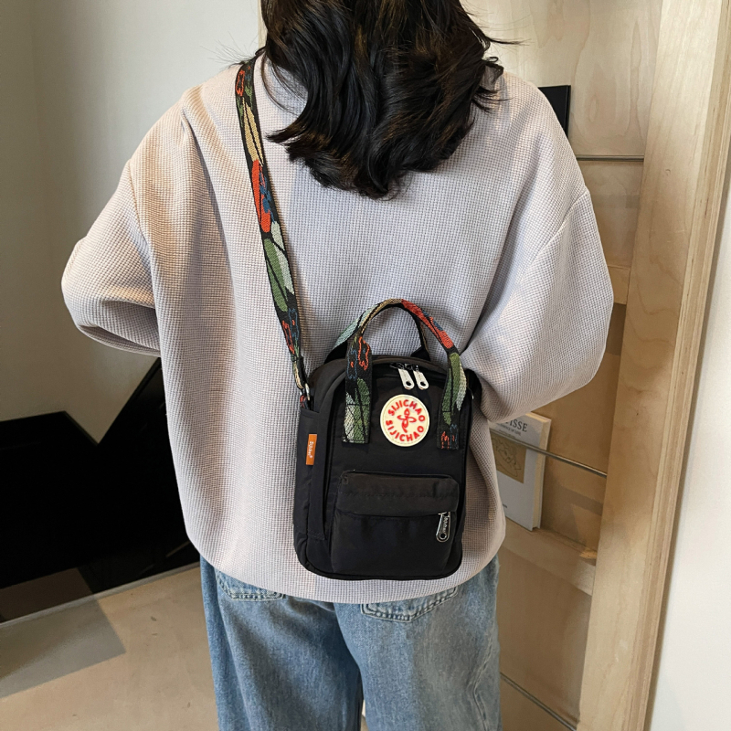 Telefonos crossbody táska, nylon, cipzár, függőleges négyzet alakú, poliészter bélés, Tavasz 2025