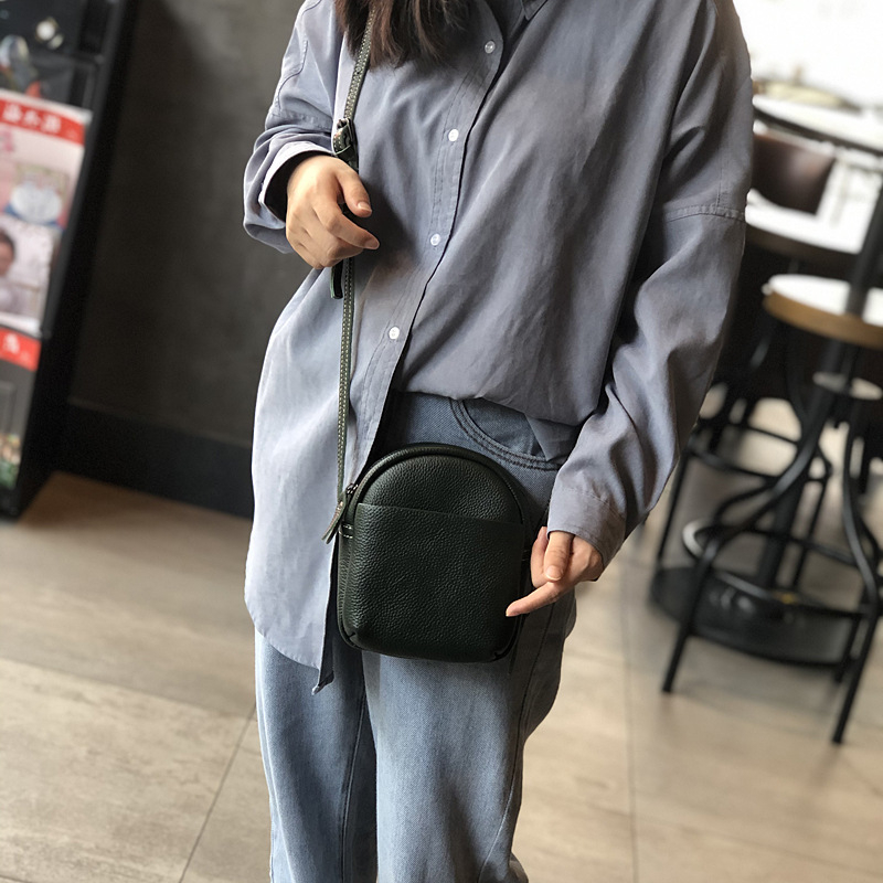 Női valódi bőrből készült táska, első réteg marhabőrből, koreai stílusú retro crossbody, vízszintes négyszögletes forma, cipzáras zárás, belső poliészter-pamut bélés