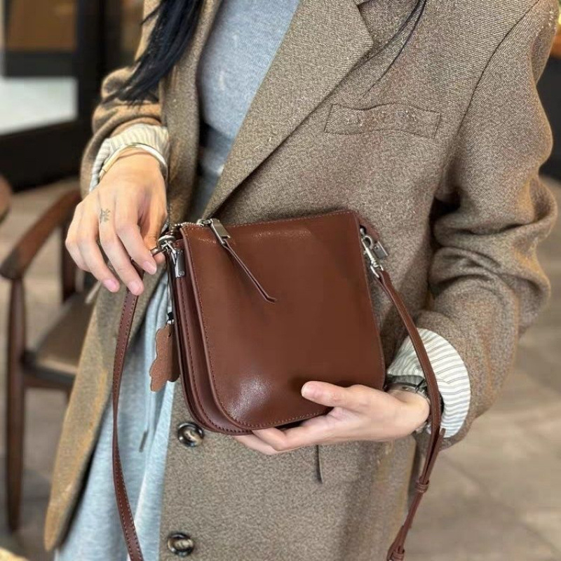 Geantă crossbody unisex din PU, stil bucket, închidere cu șnur și buzunar interior laminat cu fermoar