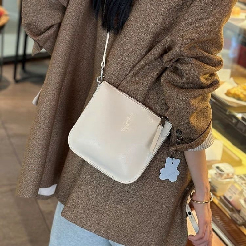 Geantă crossbody unisex din PU, stil bucket, închidere cu șnur și buzunar interior laminat cu fermoar