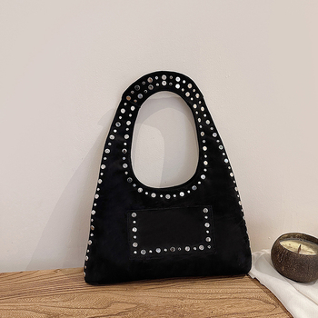 Velúr anyagú alkar-táska szegecsekkel, vízszintes négyszögletes forma, mágneses záródás, belső telefontartó zseb, poliészter bélés, egy vállpánt, nőknek, nagy kapacitás, európai-amerikai stílus, tél 2025