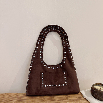 Velúr anyagú alkar-táska szegecsekkel, vízszintes négyszögletes forma, mágneses záródás, belső telefontartó zseb, poliészter bélés, egy vállpánt, nőknek, nagy kapacitás, európai-amerikai stílus, tél 2025