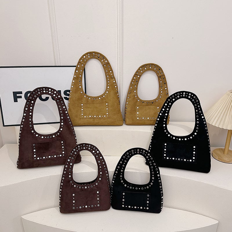 Velúr anyagú alkar-táska szegecsekkel, vízszintes négyszögletes forma, mágneses záródás, belső telefontartó zseb, poliészter bélés, egy vállpánt, nőknek, nagy kapacitás, európai-amerikai stílus, tél 2025