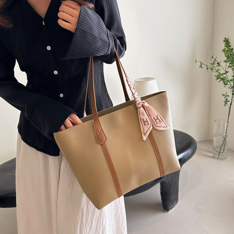 Torba preko ramena tip tote, ulični stil, PU materijal, vodoravni kvadratni oblik, zatvarač, džep za telefon