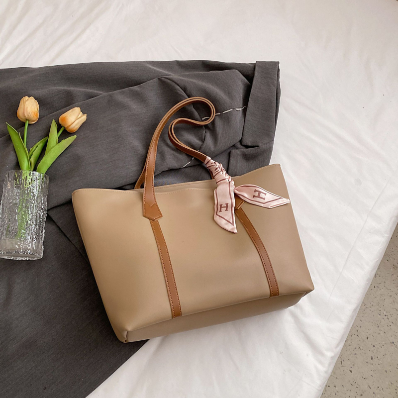 Torba preko ramena tip tote, ulični stil, PU materijal, vodoravni kvadratni oblik, zatvarač, džep za telefon