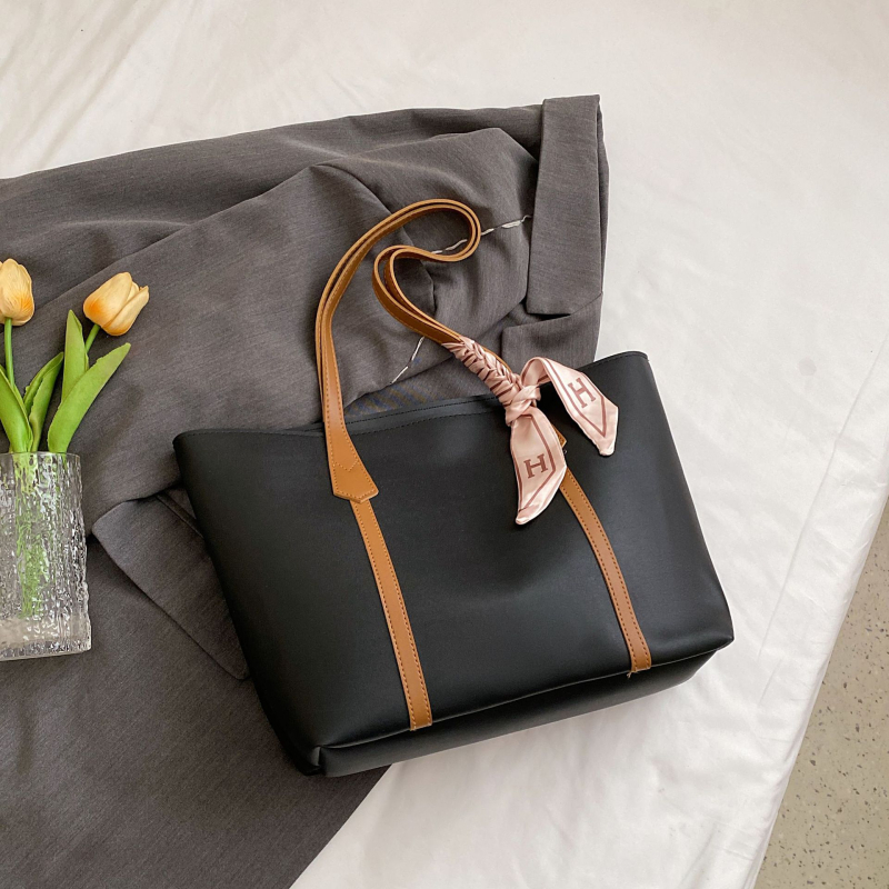 Torba preko ramena tip tote, ulični stil, PU materijal, vodoravni kvadratni oblik, zatvarač, džep za telefon
