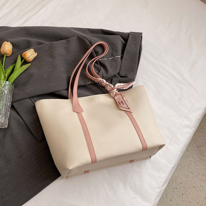 Torba preko ramena tip tote, ulični stil, PU materijal, vodoravni kvadratni oblik, zatvarač, džep za telefon