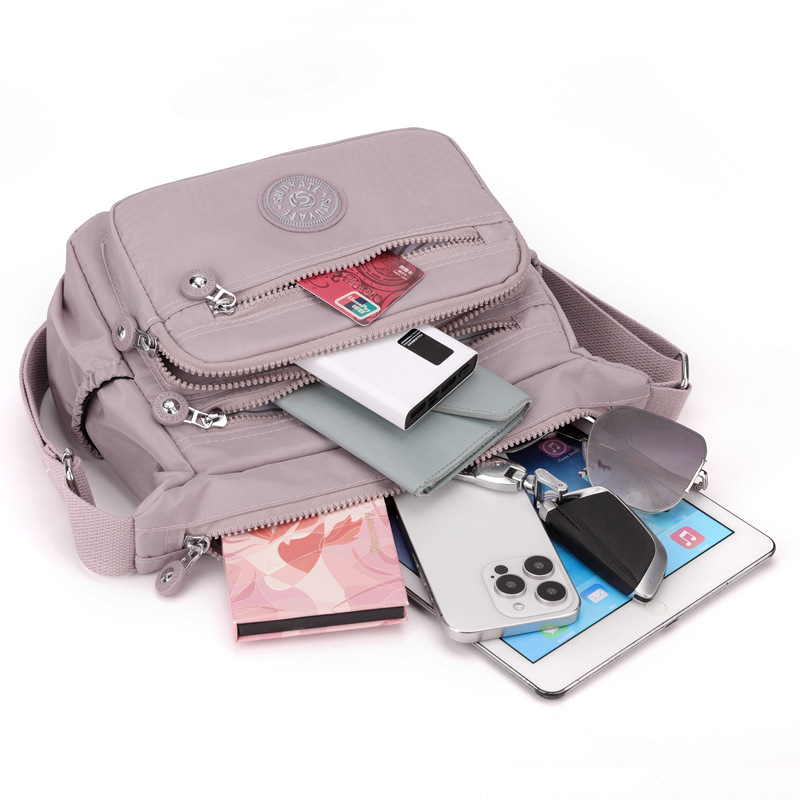 Nylon keresztpántos táska, vízálló, cipzáras zárás, nagy kapacitású belső zsebbel (telefonzseb és zipzáras zseb), vászon bélés