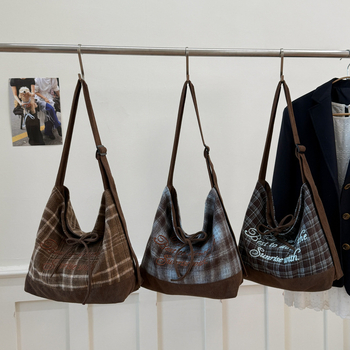 Torba preko ramena, vunena, gradska jednostavnost, crossbody dizajn, horizontalno kvadratni oblik, džep za telefon i dokumente