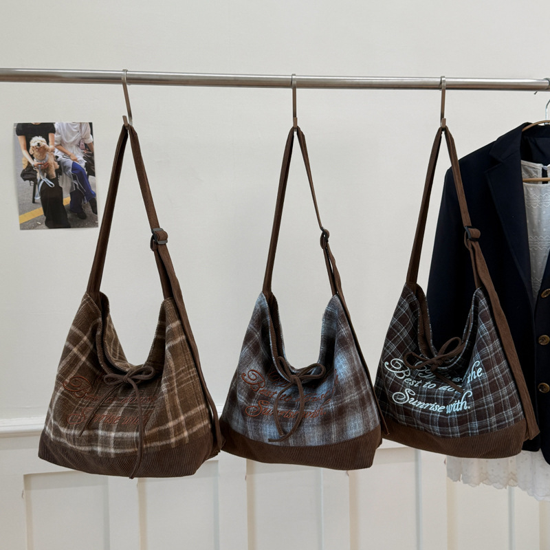 Torba preko ramena, vunena, gradska jednostavnost, crossbody dizajn, horizontalno kvadratni oblik, džep za telefon i dokumente