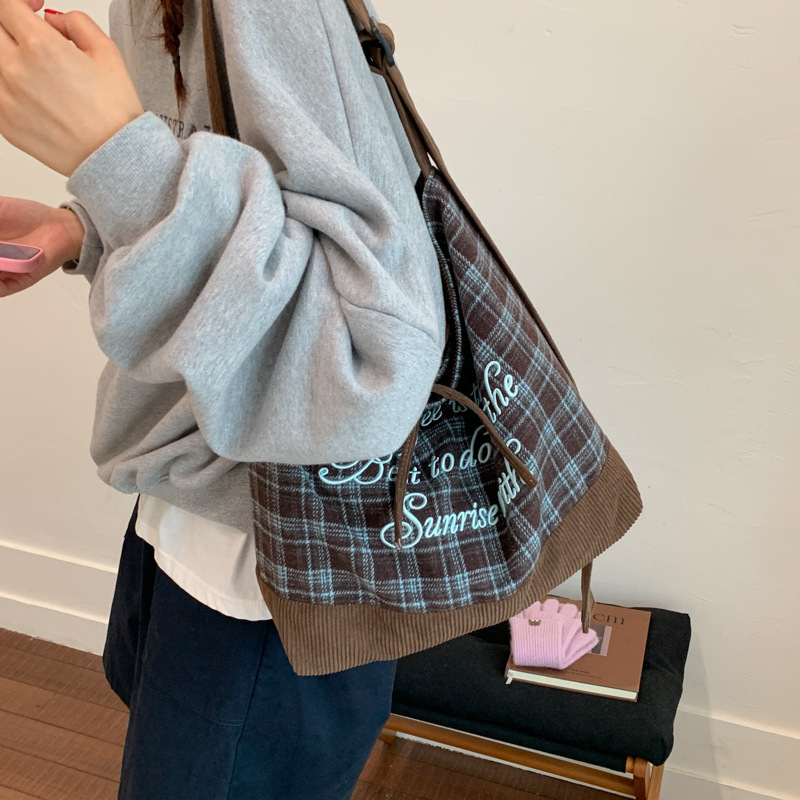 Torba preko ramena, vunena, gradska jednostavnost, crossbody dizajn, horizontalno kvadratni oblik, džep za telefon i dokumente
