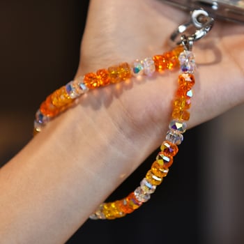  Kristalni lančić za telefon s perlicama — ručno izrađeno, dugini uzorak, modni privjesak za torbu i ključeve (Zimska kolekcija 2024)