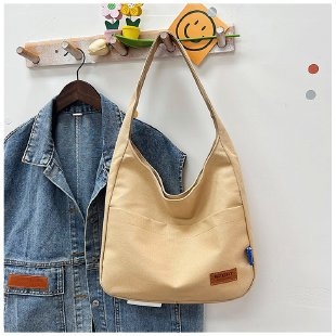 Platnena tote torba s urbanim minimalistickim dizajnom, magnetsko zatvaranje, najlonska podstava, vodoravni kvadratni oblik, jedna naramenica