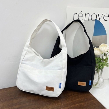 Platnena tote torba s urbanim minimalistickim dizajnom, magnetsko zatvaranje, najlonska podstava, vodoravni kvadratni oblik, jedna naramenica