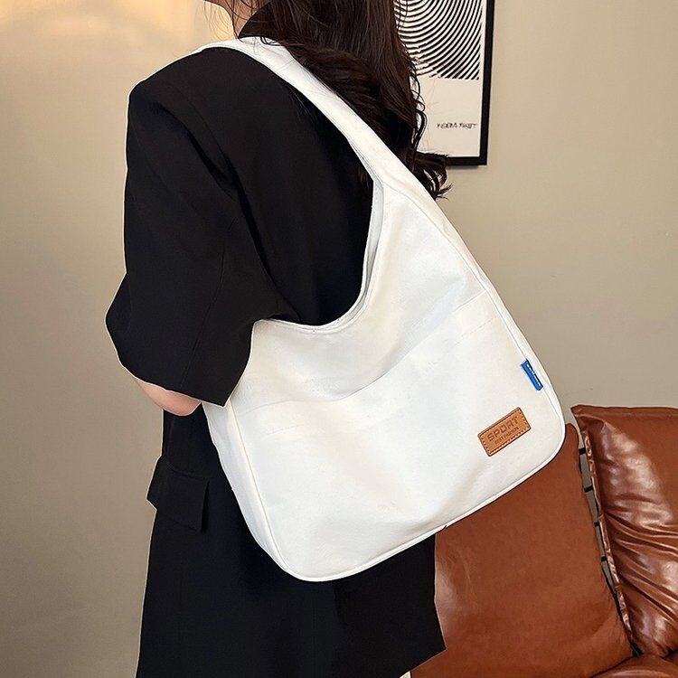 Platnena tote torba s urbanim minimalistickim dizajnom, magnetsko zatvaranje, najlonska podstava, vodoravni kvadratni oblik, jedna naramenica