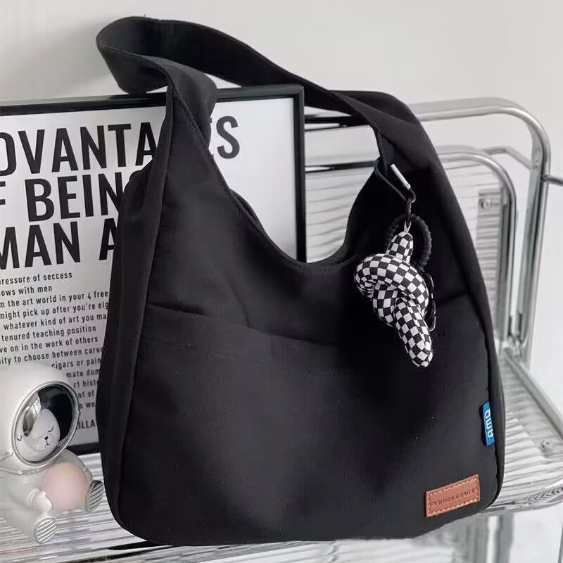 Platnena tote torba s urbanim minimalistickim dizajnom, magnetsko zatvaranje, najlonska podstava, vodoravni kvadratni oblik, jedna naramenica