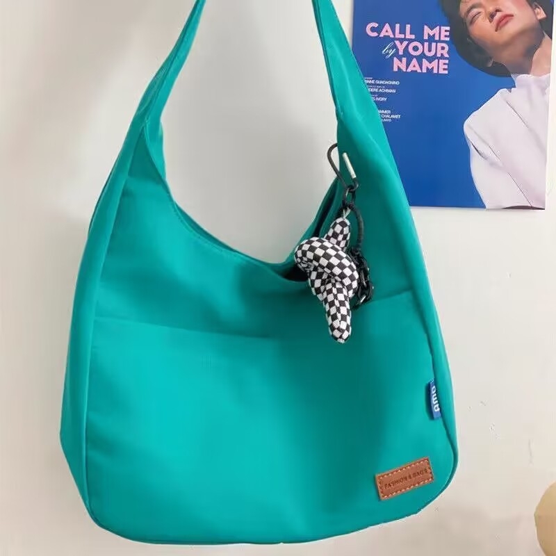 Platnena tote torba s urbanim minimalistickim dizajnom, magnetsko zatvaranje, najlonska podstava, vodoravni kvadratni oblik, jedna naramenica