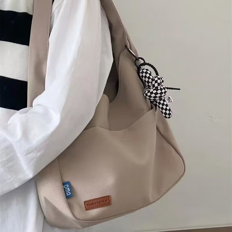 Platnena tote torba s urbanim minimalistickim dizajnom, magnetsko zatvaranje, najlonska podstava, vodoravni kvadratni oblik, jedna naramenica