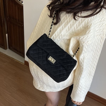 Ženska crossbody torba, svakodnevni stil, mala kvadratna torba, poliester, baršunasta podstava od velura, zatvaranje s kapom, unutarnji laminirani pretinac sa zatvaračem.