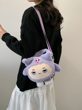 Ženska crossbody torba od pliša, eliptične forme, zatvarač, unutarnja džep s zipom, poliester podstava, jedna naramnica