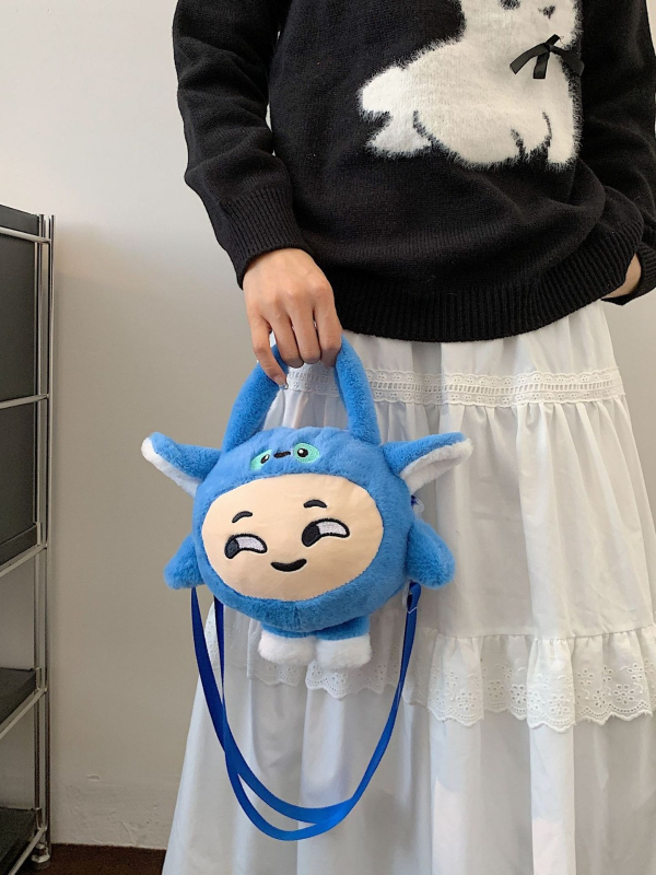 Ženska crossbody torba od pliša, eliptične forme, zatvarač, unutarnja džep s zipom, poliester podstava, jedna naramnica
