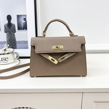 Crossbody torbica s bravom (Materijal: PU; Podstava: sintetička koža; Oblik: horizontalni kvadrat; Unutarnja: džep za mobitel; Remen: jedan)