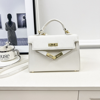 Crossbody torbica s bravom (Materijal: PU; Podstava: sintetička koža; Oblik: horizontalni kvadrat; Unutarnja: džep za mobitel; Remen: jedan)