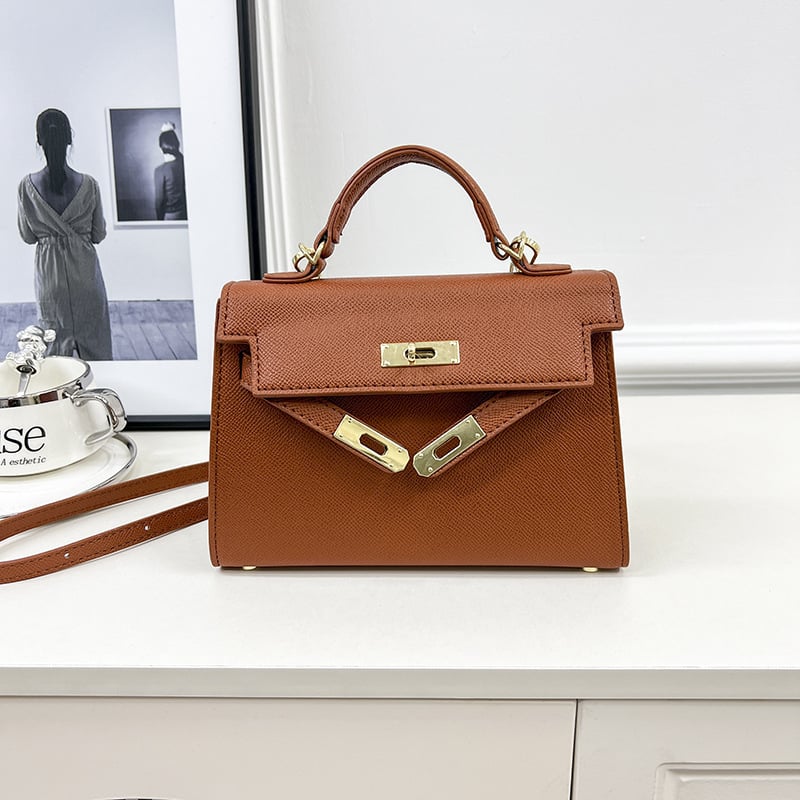Crossbody torbica s bravom (Materijal: PU; Podstava: sintetička koža; Oblik: horizontalni kvadrat; Unutarnja: džep za mobitel; Remen: jedan)