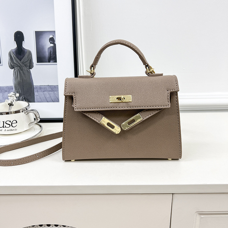 Crossbody torbica s bravom (Materijal: PU; Podstava: sintetička koža; Oblik: horizontalni kvadrat; Unutarnja: džep za mobitel; Remen: jedan)
