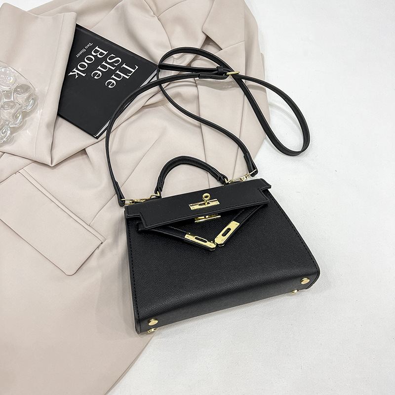 Crossbody torbica s bravom (Materijal: PU; Podstava: sintetička koža; Oblik: horizontalni kvadrat; Unutarnja: džep za mobitel; Remen: jedan)