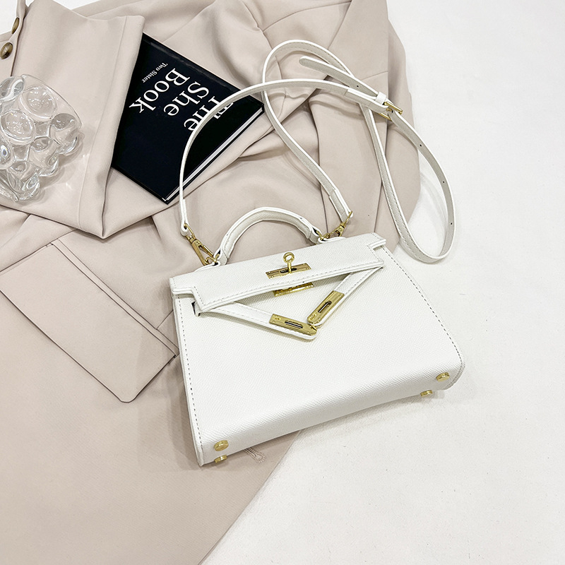 Crossbody torbica s bravom (Materijal: PU; Podstava: sintetička koža; Oblik: horizontalni kvadrat; Unutarnja: džep za mobitel; Remen: jedan)