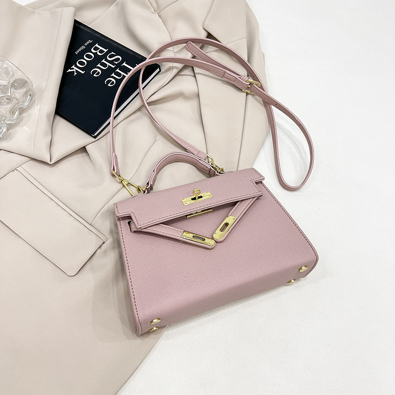Crossbody torbica s bravom (Materijal: PU; Podstava: sintetička koža; Oblik: horizontalni kvadrat; Unutarnja: džep za mobitel; Remen: jedan)