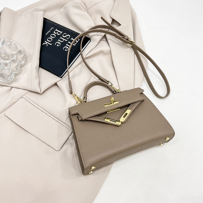 Crossbody torbica s bravom (Materijal: PU; Podstava: sintetička koža; Oblik: horizontalni kvadrat; Unutarnja: džep za mobitel; Remen: jedan)
