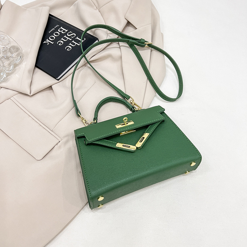 Crossbody torbica s bravom (Materijal: PU; Podstava: sintetička koža; Oblik: horizontalni kvadrat; Unutarnja: džep za mobitel; Remen: jedan)