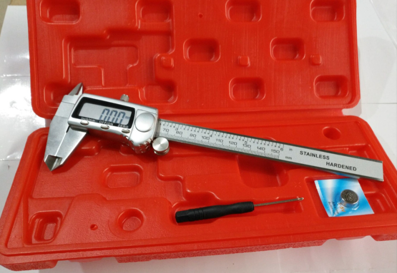 Digitalni kaliper od metala, raspon 0–150 mm, tri tipke, elektronički vernier.
