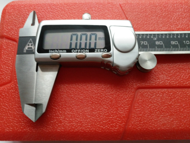 Digitalni kaliper od metala, raspon 0–150 mm, tri tipke, elektronički vernier.