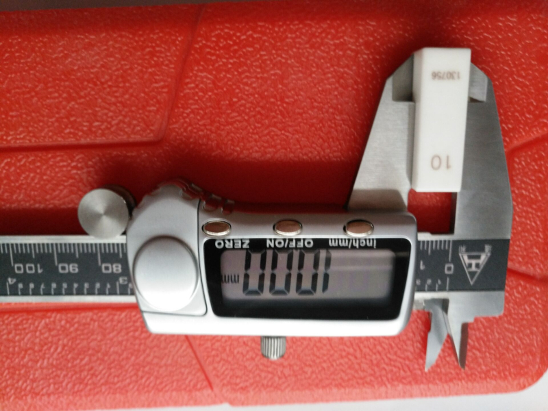 Digitalni kaliper od metala, raspon 0–150 mm, tri tipke, elektronički vernier.