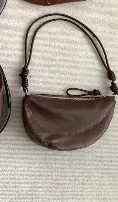 Ženska torba od prave kože, dumpling stil, preko ramena, oblik polumjeseca, nova.