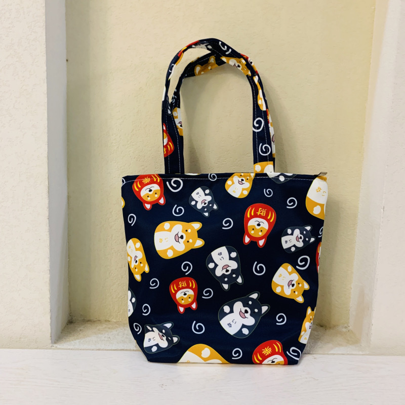 Virágos mintás kézitáska cipzárral, kompozit anyagból, bélés vászon, függőleges négyzetes formájú, belső zsebek telefon és személyazonosító igazolvány számára