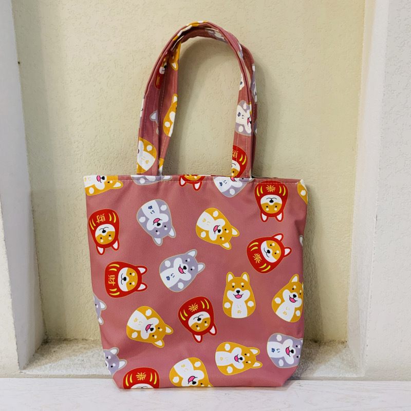 Virágos mintás kézitáska cipzárral, kompozit anyagból, bélés vászon, függőleges négyzetes formájú, belső zsebek telefon és személyazonosító igazolvány számára