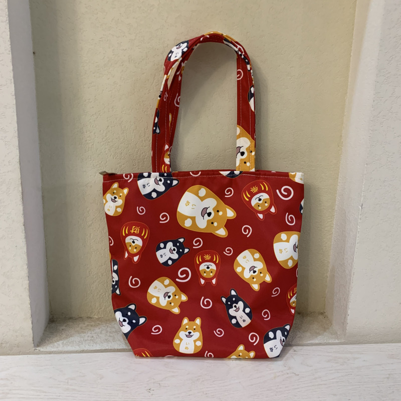 Virágos mintás kézitáska cipzárral, kompozit anyagból, bélés vászon, függőleges négyzetes formájú, belső zsebek telefon és személyazonosító igazolvány számára