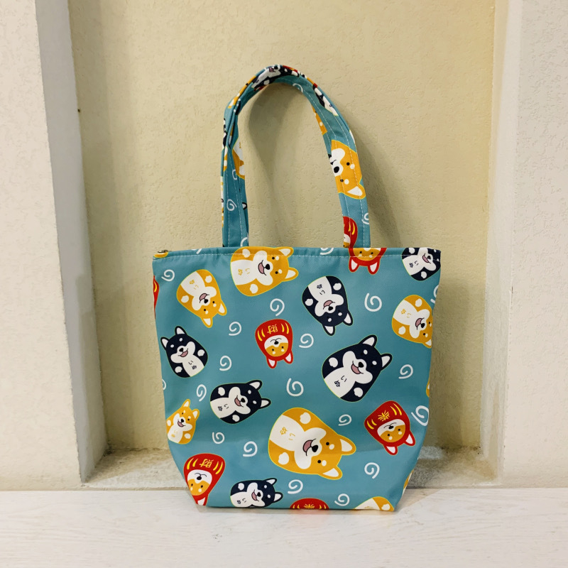 Virágos mintás kézitáska cipzárral, kompozit anyagból, bélés vászon, függőleges négyzetes formájú, belső zsebek telefon és személyazonosító igazolvány számára