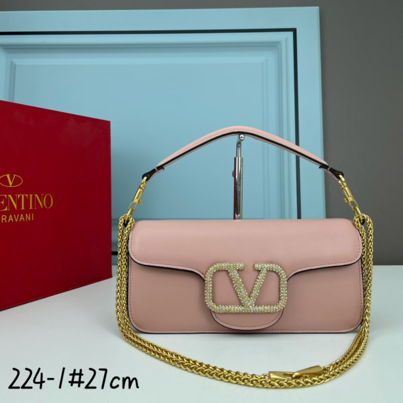 Kožna torbica preko ramena s lančanim remenom — gradska jednostavnost, koža prvog sloja, vodoravni kvadratični oblik, zatvaranje s poklopcem