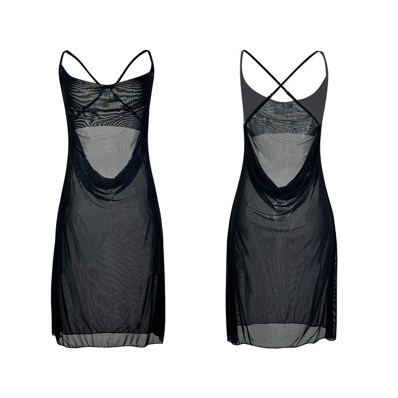 Прозрачна мрежеста нощница с дълбок V-образен деколте, кръстосан гръб и асиметричен разрез, средна дължина.