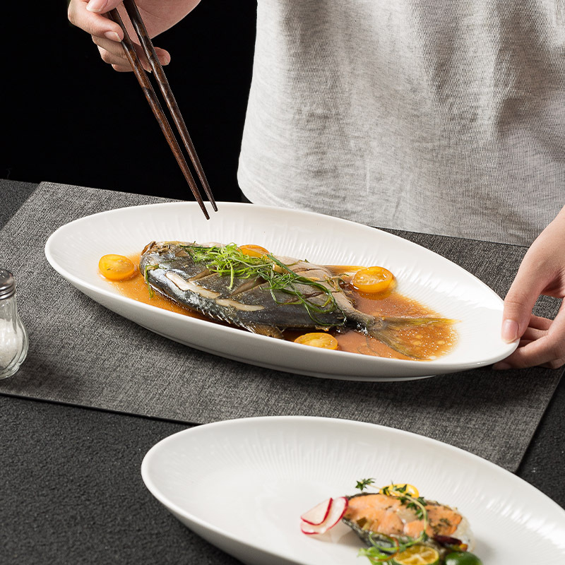 Porcelanski tanjur za ribu, nepravilan ovalni oblik, japanski stil, jednobojni dizajn, pogodan za mikrovalnu pećnicu